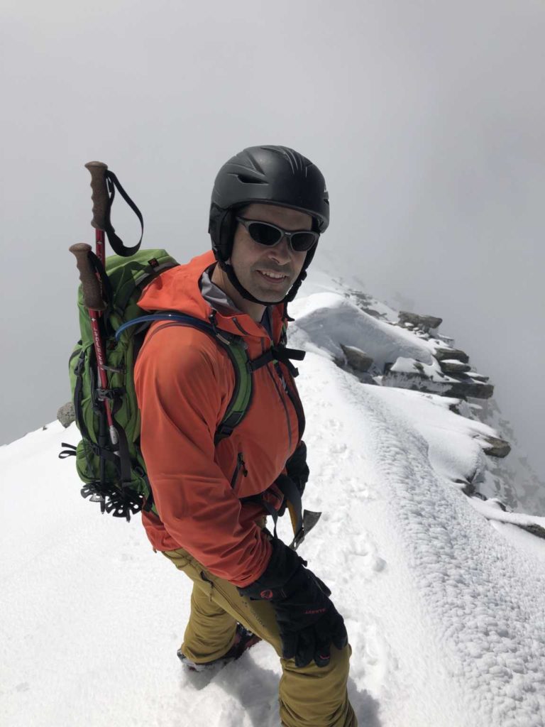 Sandro kurz unterhalb des Gipfels