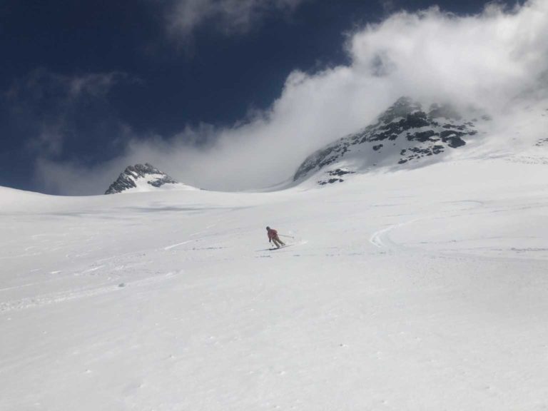 Sandro bei der Abfahrt, guter Firnschnee!