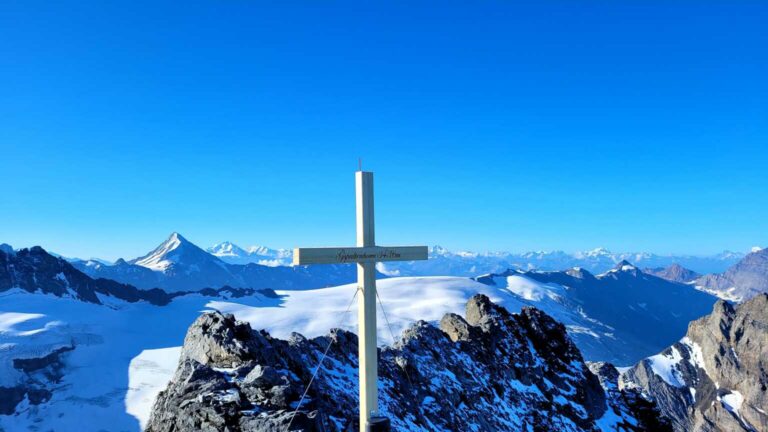 Gipfelkreuz mit Bietschhorn