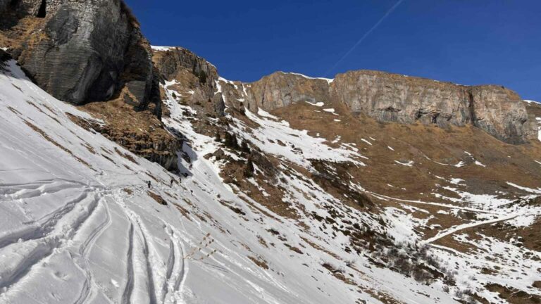 7 Bei der Abfahrt – Querung mit Steinen auf 1900m