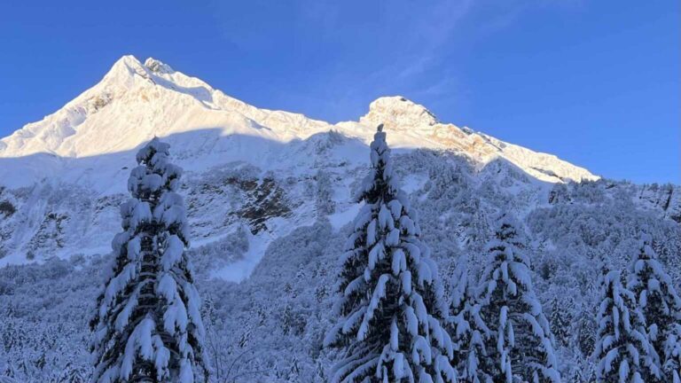 02 Blick auf Fluebrig in Morgensonne
