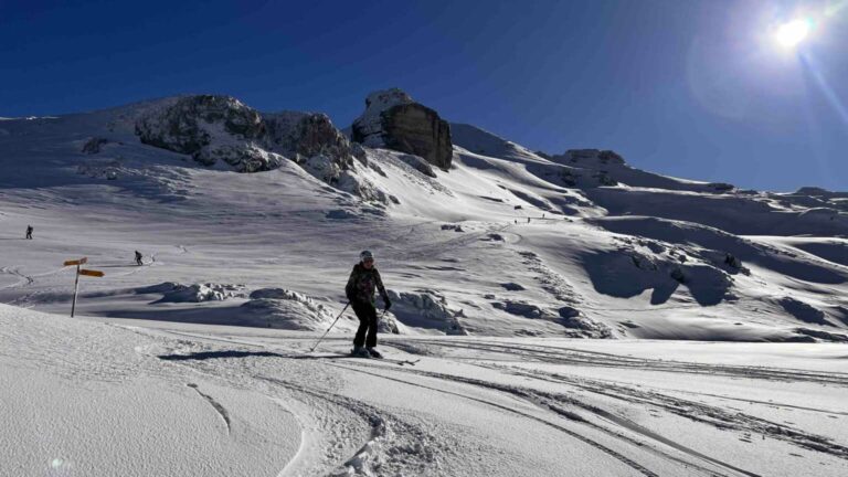 06 Genussvolle Abfahrt dank zarter Pulverschicht auf 2000m